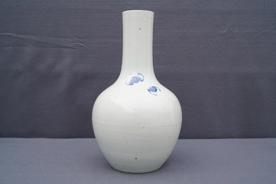 Un vase en porcelaine de Chine bleu, blanc et rouge &agrave; d&eacute;cor de coqs, 19&egrave;me